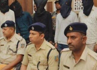 Deoghar: 4 करोड़ की बैंक डकैती का खुलासा, 5 लाख नगद और हथियार के साथ 11 अपराधी गिरफ्तार Deoghar