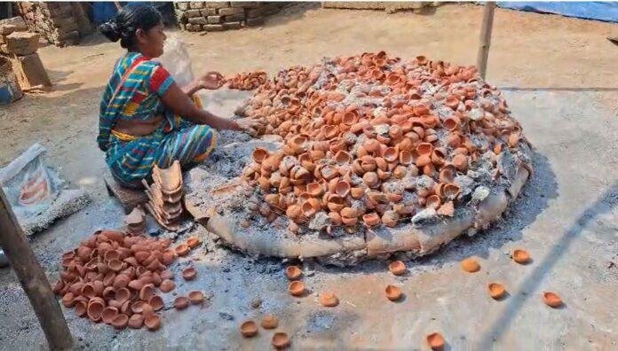 चाइनीस बल्ब के आगे फीका पड़ा मिट्टी के दीयों का उजाला, कुम्हार समाज के सामने रोजी-रोटी का संकट