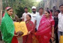 मुखिया चंचल देवी और समाजसेवी पप्पू यादव ने छठ व्रतियों में बांटी 201 साड़ी और नारियल मुखिया चंचल देवी और समाजसेवी पप्पू यादव ने छठ व्रतियों में बांटी 201 साड़ी और नारियल