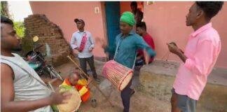 मांदर की थाप पर झूमते ग्रामीणों ने धूमधाम से मनाया सोहराय पर्व, किसानों ने की पशुधन की पूजा-अर्चना मांदर की थाप पर झूमते ग्रामीणों ने धूमधाम से मनाया सोहराय पर्व, किसानों ने की पशुधन की पूजा-अर्चना