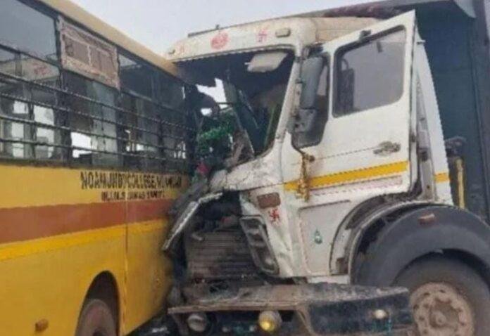 Jaintgarh-Nowamundi Road Accident: कॉलेज बस और डंपर की जोरदार टक्कर, कई छात्र गंभीर