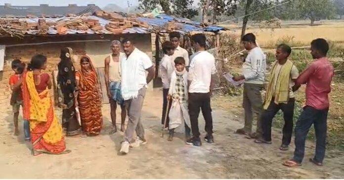 पलामू Murder Case: पत्नी ने Lover के साथ मिलकर Husband की हत्या की, बच्चों के सामने वारदात; SP से न्याय की गुहार