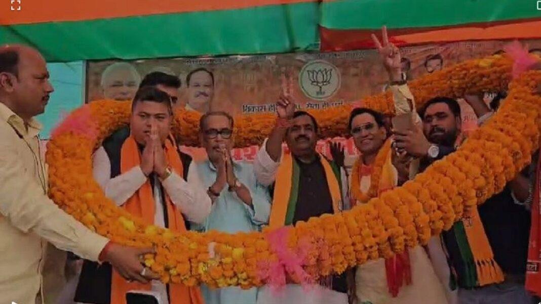 बीजेपी प्रत्याशी की चुनावी सभा में पहुँचे केन्द्रीयमंत्री राजभूषण निषाद और निरहुआ, की वोट की अपील