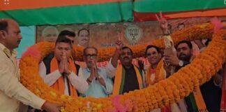 बीजेपी प्रत्याशी की चुनावी सभा में पहुँचे केन्द्रीयमंत्री राजभूषण निषाद और निरहुआ, की वोट की अपील