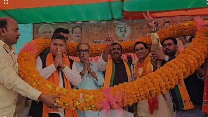 बीजेपी प्रत्याशी की चुनावी सभा में पहुँचे केन्द्रीयमंत्री राजभूषण निषाद और निरहुआ, की वोट की अपील बीजेपी प्रत्याशी की चुनावी सभा में पहुँचे केन्द्रीयमंत्री राजभूषण निषाद और निरहुआ, की वोट की अपील