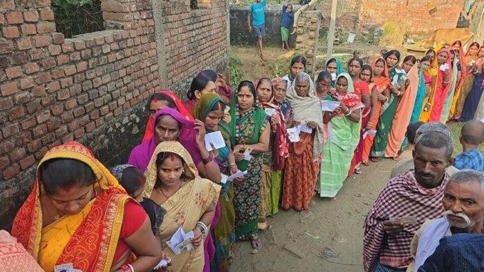 बिहार चुनाव Live : पहले चरण में सुबह 9 बजे तक 13.13 फीसदी मतदान
