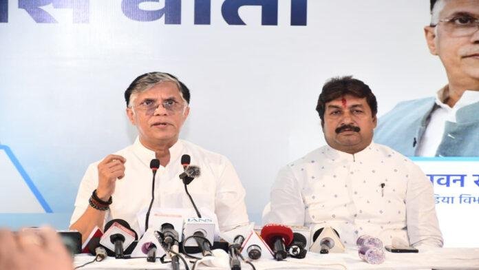 पवन खेड़ा का NDA सरकार पर हमला, कहा- 62 हजार करोड़ में गिनये कितने होते हैं जीरो