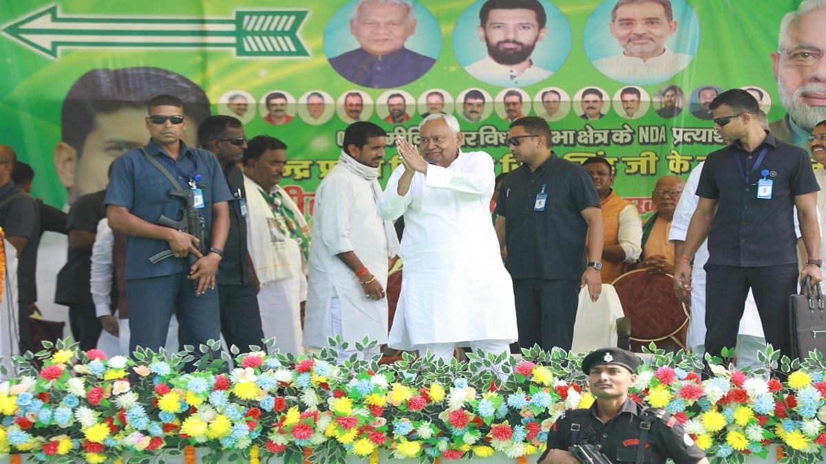 मुख्यमंत्री नीतीश कुमार ने हरनाटांड़ में एक विशाल जनसमूह को संबोधित किया, जद (यू) प्रत्याशी धीरेन्द्र प्रताप सिंह के पक्ष में मतदान की अपील की 4 22Scope News G5JP0TuaYAAvfds 22Scope News