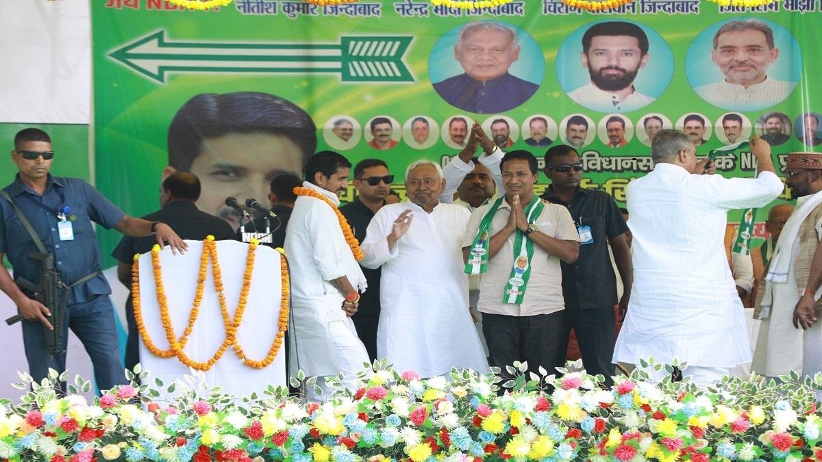 मुख्यमंत्री नीतीश कुमार ने हरनाटांड़ में एक विशाल जनसमूह को संबोधित किया, जद (यू) प्रत्याशी धीरेन्द्र प्रताप सिंह के पक्ष में मतदान की अपील की 3 22Scope News G5JQA lbIAAXqqh 22Scope News