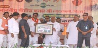 चैनपुर और करगहर की चुनावी सभा में नीतीश ने गिनाई सरकार की उपलब्धियाँ, महिलाओं से बोले - न लौटानी है राशि, न ही लगेगा कोई सूद