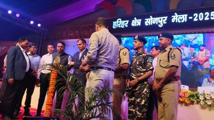 विश्व प्रसिद्ध हरिहर क्षेत्र सोनपुर मेला 2025 का हुआ भव्य शुभारम्भ,गर्भगृह में एक साथ विराजमान हैं भगवान विष्णु और शिव विश्व प्रसिद्ध हरिहर क्षेत्र सोनपुर मेला 2025 का हुआ भव्य शुभारम्भ,गर्भगृह में एक साथ विराजमान हैं भगवान विष्णु और शिव