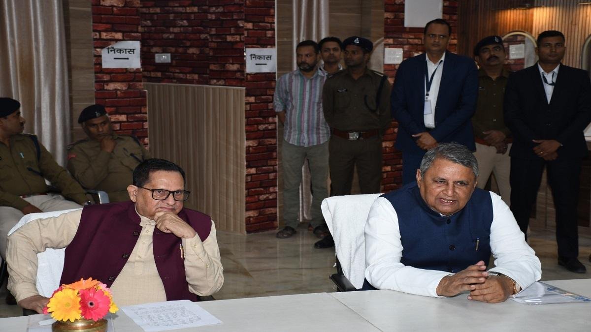 18वीं विधानसभा को लेकर विधान परिषद के सभापति अवधेश नारायण सिंह ने की बैठक, सत्र के शांतिपूर्ण संचालन को लेकर बनी रणनीति 1 22Scope News G62WUfvbkAATqw8 1 22Scope News