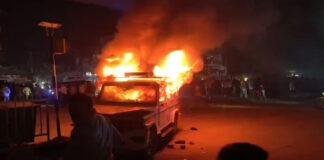 गोपालगंज में सड़क हादसे के बाद बवाल, गुस्साए लोगों ने पुलिस की गाड़ी फूंकी, किया पथराव, 2 युवक जख्मी