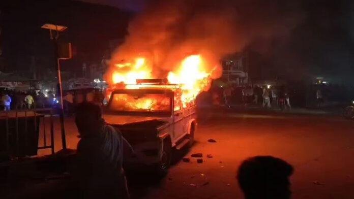 Gopalganj Aag गोपालगंज में सड़क हादसे के बाद बवाल, गुस्साए लोगों ने पुलिस की गाड़ी फूंकी, किया पथराव, 2 युवक जख्मी