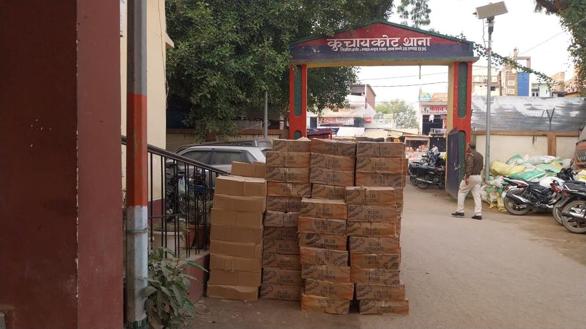 कुचायकोट पुलिस की बड़ी कार्रवाई, कंटेनर ट्रक से 5019 लीटर शराब बरामद, 2 तस्कर गिरफ्तार | 22Scope News Gopalganj Wine 1 22Scope News