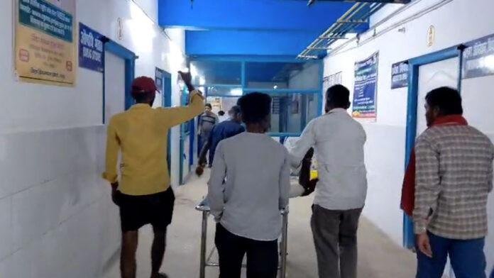 ट्रैक्टर बनवाने के दौरान बदमाशों ने युवक को मारी गोली, सदर अस्पताल में भर्ती