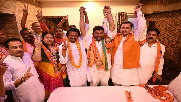 जन सुराज के प्रत्याशी संजय सिंह अपने समर्थकों के साथ BJP में हुए शामिल
