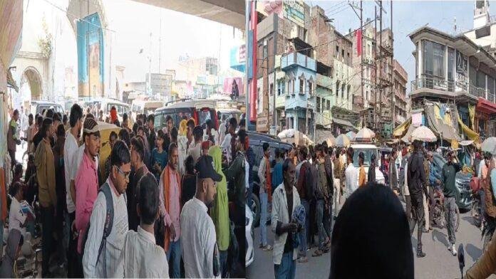 कैमूर में अतिक्रमण पर चला बुलडोजर, अवैध दुकानें और दुकानदारों से वसूला गया जुर्माना