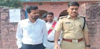 किशनगंज में हो रहा है शांतिपूर्ण मतदान, DM-SP ने किया विभिन्न बूथों का निरीक्षण