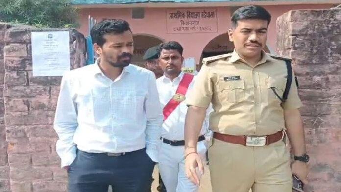 Kishanganj DM-SP किशनगंज में हो रहा है शांतिपूर्ण मतदान, DM-SP ने किया विभिन्न बूथों का निरीक्षण