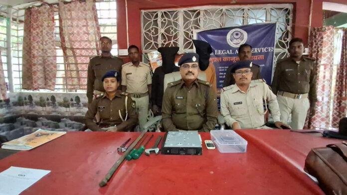 घरों व दुकानों में चोरी करने वाले अंतरजिला गिरोह के 2 सदस्य अवैध हथियार, गोली व चोरी के औजार के साथ गिरफ्तार