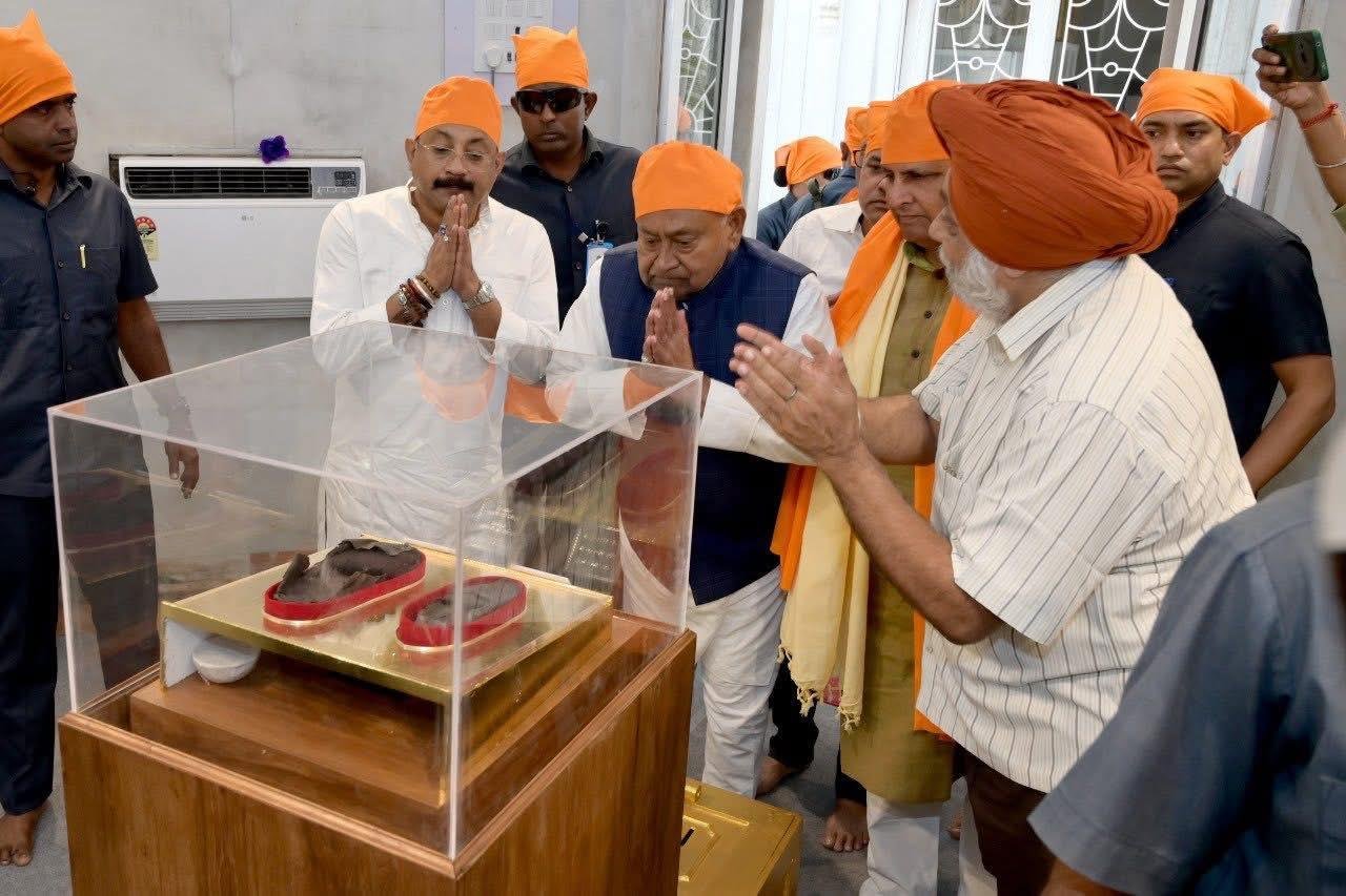 जनता के बाद भगवान के दरबार में नीतीश, जीत के लिए मांगी दुआ 3 22Scope News NItish Mahaveer Mandir 1 1 22Scope News