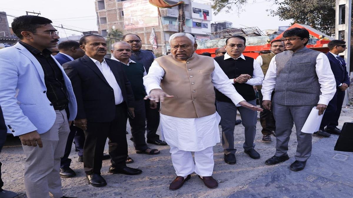 मुख्यमंत्री ने मीठापुर-महुली-पुनपुन पथ व मीठापुर फ्लाईओवर से चिरैयाटांड़ फ्लाईओवर को जोड़ने हेतु पहुंच पथ व सर्विस पथ का किया निरीक्षण 3 22Scope News Nitish Mithapur 3 22Scope News