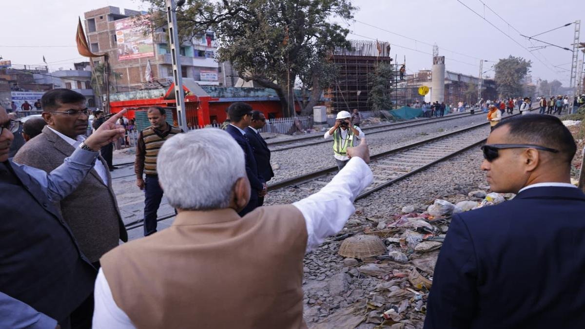 मुख्यमंत्री ने मीठापुर-महुली-पुनपुन पथ व मीठापुर फ्लाईओवर से चिरैयाटांड़ फ्लाईओवर को जोड़ने हेतु पहुंच पथ व सर्विस पथ का किया निरीक्षण 4 22Scope News Nitish Mithapur 4 22Scope News