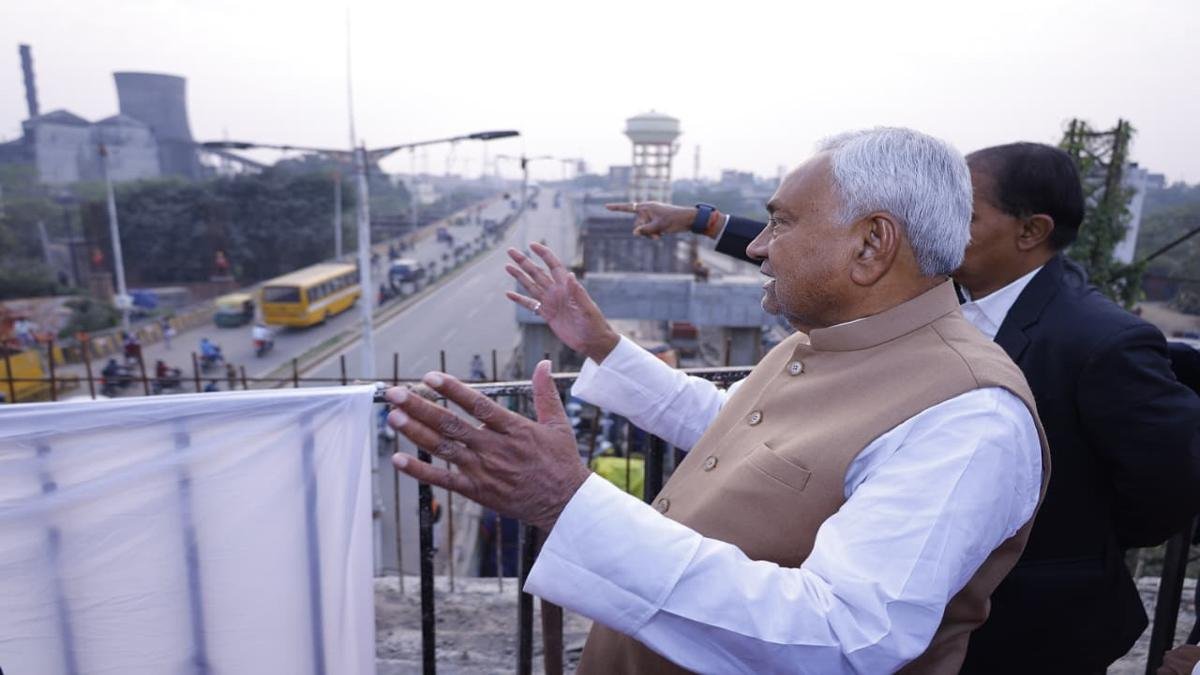 मुख्यमंत्री ने मीठापुर-महुली-पुनपुन पथ व मीठापुर फ्लाईओवर से चिरैयाटांड़ फ्लाईओवर को जोड़ने हेतु पहुंच पथ व सर्विस पथ का किया निरीक्षण 6 22Scope News Nitish Mithapur 6 22Scope News