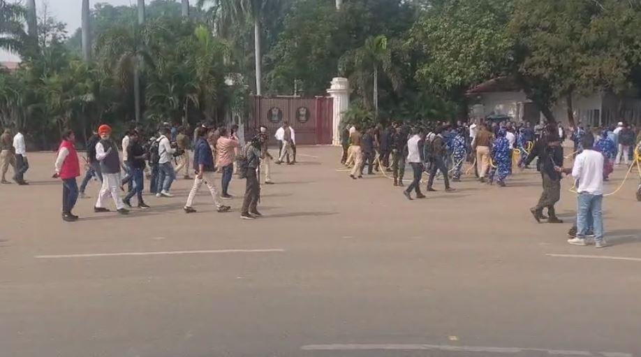 Breaking : कैबिनेट की मीटिंग खत्म, राजभवन पहुंचे नीतीश, 19 देंगे इस्तीफा | 22Scope News Nitish Rajbhwan 1 22Scope News