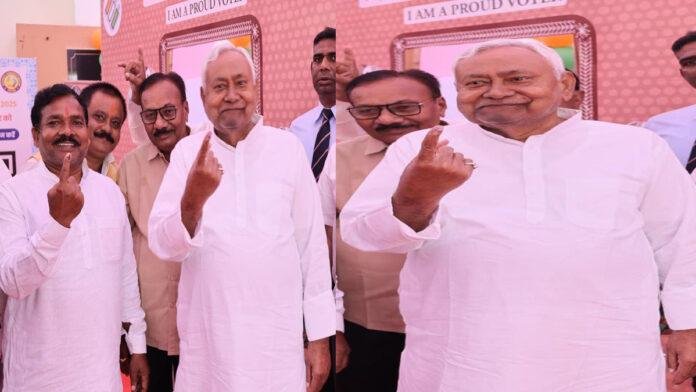 Nitish-Voting CM नीतीश ने बख्तियारपुर में की वोटिंग, कहा- लोकतंत्र में मतदान केवल हमारा अधिकार ही नहीं, दायित्व भी है