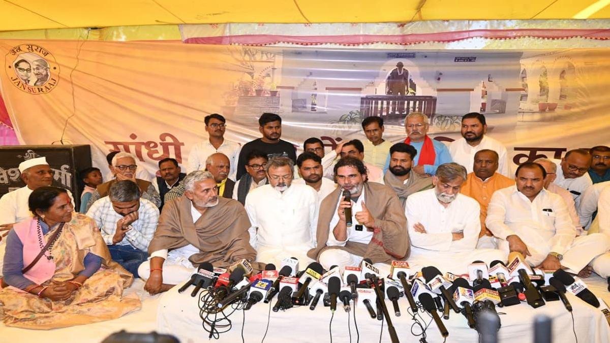 स्कूल की बच्चियों ने प्रशांत को जूस पिलाकर खत्म कराया उपवास, कहा- छोड़कर नहीं जाएंगे बिहार | 22Scope News PK 1 1 22Scope News