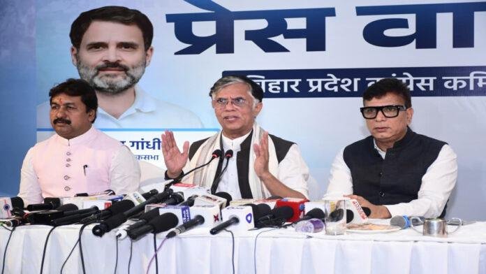 क्या बिहार में मंत्री बंगले खाली कर रहें व सरकारी दफ्तरों में फाइलें फाड़ी जा रही? - पवन खेड़ा