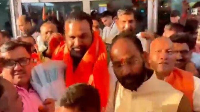 चुनाव में प्रचंड जीत के बाद दिल्ली पहुंचे सम्राट, एयरपोर्ट पर कार्यकर्ताओं ने किया भव्य स्वागत