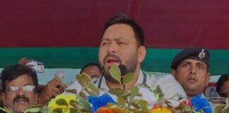 बेतिया की सभा में तेजस्वी का पीएम मोदी पर तीखा हमला, बोले- कारखाना गुजरात में लगाते हैं और सीट बिहार से लेते हैं