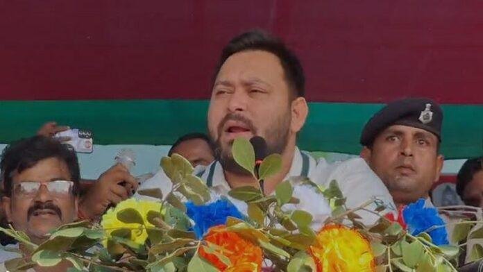 बेतिया की सभा में तेजस्वी का पीएम मोदी पर तीखा हमला, बोले- कारखाना गुजरात में लगाते हैं और सीट बिहार से लेते हैं