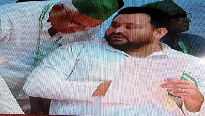 RJD विधायक दल के नेता चुने गए तेजस्वी, बैठक बीच में ही छोड़कर निकले लालू व राबड़ी