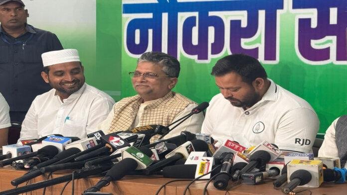 वोटिंग के बाद तेजस्वी की PC, कहा- 18 नवंबर को होगा शपथ ग्रहण