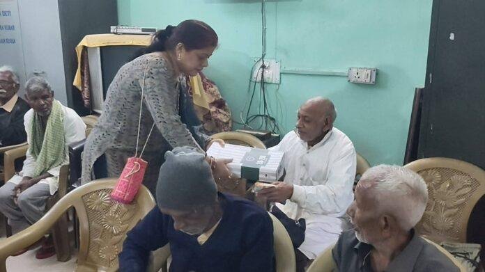 Hazaribagh News: ओल्ड एज होम में समाजसेवी सह भाजपा नेत्री शेफाली गुप्ता ने भेंट की आवश्यक सामग्री