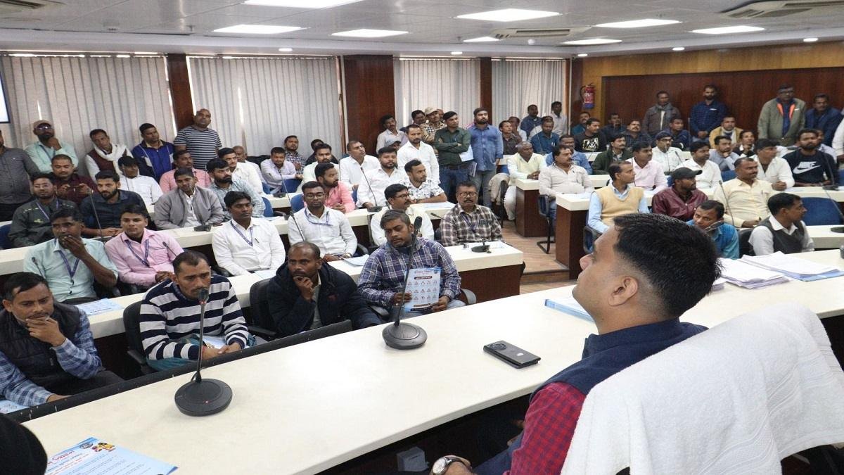 परिवहन विभाग द्वारा विशेष प्रशिक्षण कार्यक्रम आयोजित, वीडियो और इंटरैक्टिव सत्रों द्वारा सड़क सुरक्षा और सुरक्षित ड्राइविंग की दी गई जानकारी 2 22Scope News WhatsApp Image 2025 11 17 at 17.32.54 22Scope News