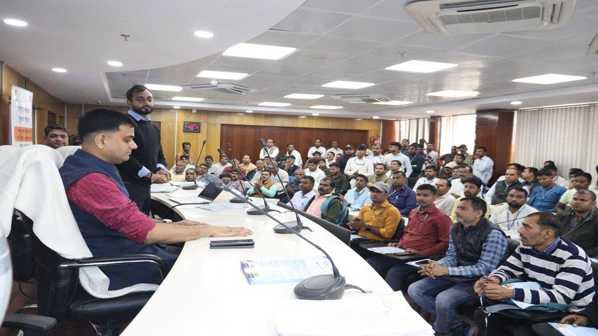 परिवहन विभाग द्वारा विशेष प्रशिक्षण कार्यक्रम आयोजित, वीडियो और इंटरैक्टिव सत्रों द्वारा सड़क सुरक्षा और सुरक्षित ड्राइविंग की दी गई जानकारी 1 22Scope News WhatsApp Image 2025 11 17 at 17.32.55 1 22Scope News