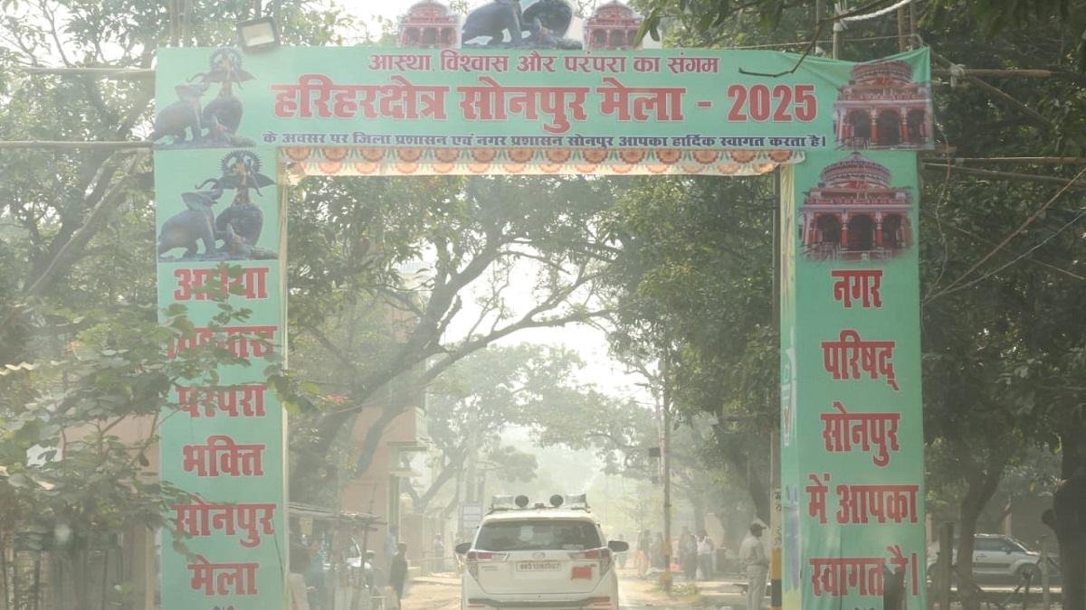 सुबह-सुबह मुख्यमंत्री नीतीश कुमार पहुँचे सोनपुर मेला, कई स्टॉल पर पहुँच कर लिया जायजा 1 22Scope News WhatsApp Image 2025 11 30 at 11.53.48 1 22Scope News