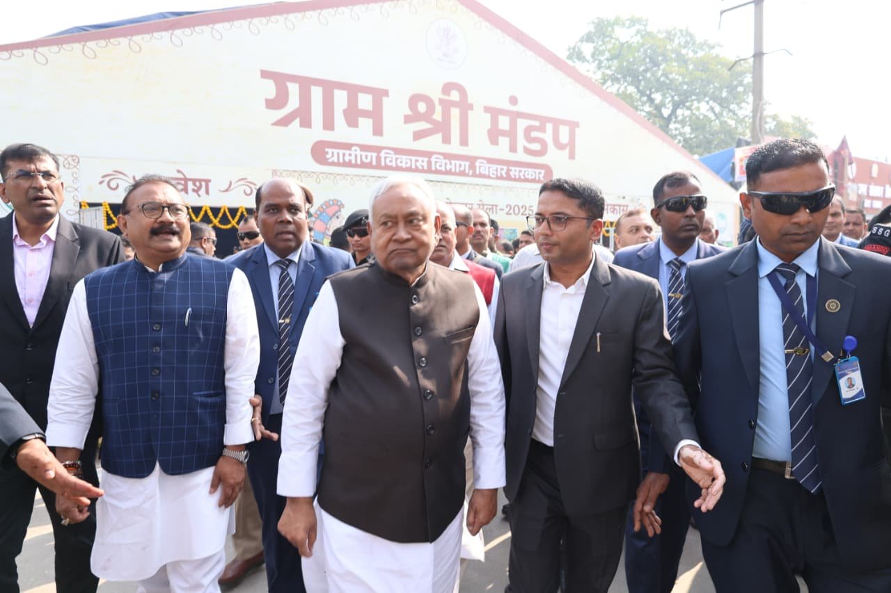 सुबह-सुबह मुख्यमंत्री नीतीश कुमार पहुँचे सोनपुर मेला, कई स्टॉल पर पहुँच कर लिया जायजा 4 22Scope News WhatsApp Image 2025 11 30 at 11.53.48 2 22Scope News