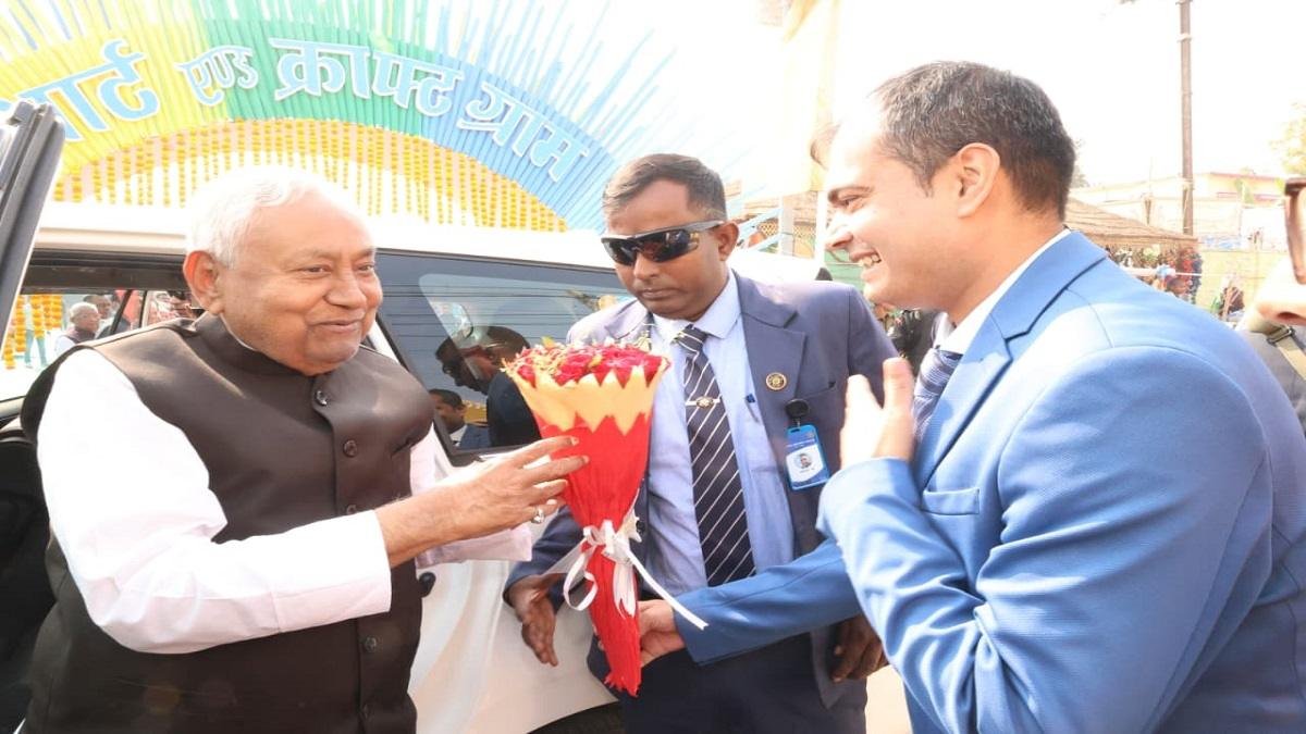 सुबह-सुबह मुख्यमंत्री नीतीश कुमार पहुँचे सोनपुर मेला, कई स्टॉल पर पहुँच कर लिया जायजा 2 22Scope News WhatsApp Image 2025 11 30 at 11.53.49 22Scope News