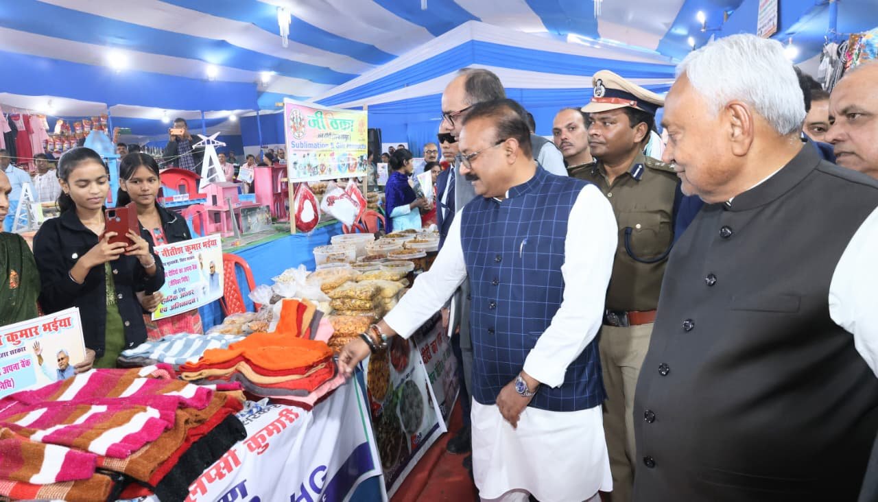 सुबह-सुबह मुख्यमंत्री नीतीश कुमार पहुँचे सोनपुर मेला, कई स्टॉल पर पहुँच कर लिया जायजा 10 22Scope News WhatsApp Image 2025 11 30 at 11.53.50 2 22Scope News