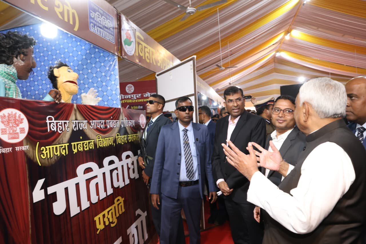 सुबह-सुबह मुख्यमंत्री नीतीश कुमार पहुँचे सोनपुर मेला, कई स्टॉल पर पहुँच कर लिया जायजा 9 22Scope News WhatsApp Image 2025 11 30 at 11.53.51 1 22Scope News