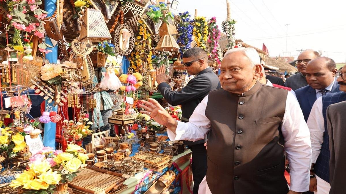 सुबह-सुबह मुख्यमंत्री नीतीश कुमार पहुँचे सोनपुर मेला, कई स्टॉल पर पहुँच कर लिया जायजा 5 22Scope News WhatsApp Image 2025 11 30 at 11.53.51 2 22Scope News