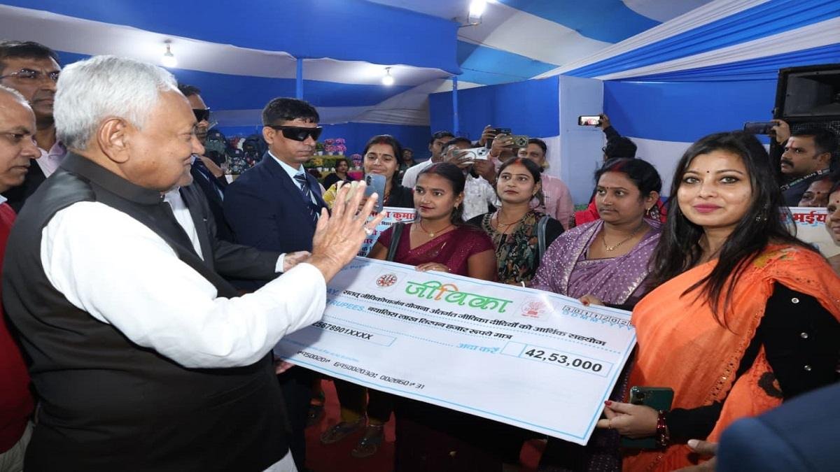 सुबह-सुबह मुख्यमंत्री नीतीश कुमार पहुँचे सोनपुर मेला, कई स्टॉल पर पहुँच कर लिया जायजा 8 22Scope News WhatsApp Image 2025 11 30 at 11.53.53 1 22Scope News