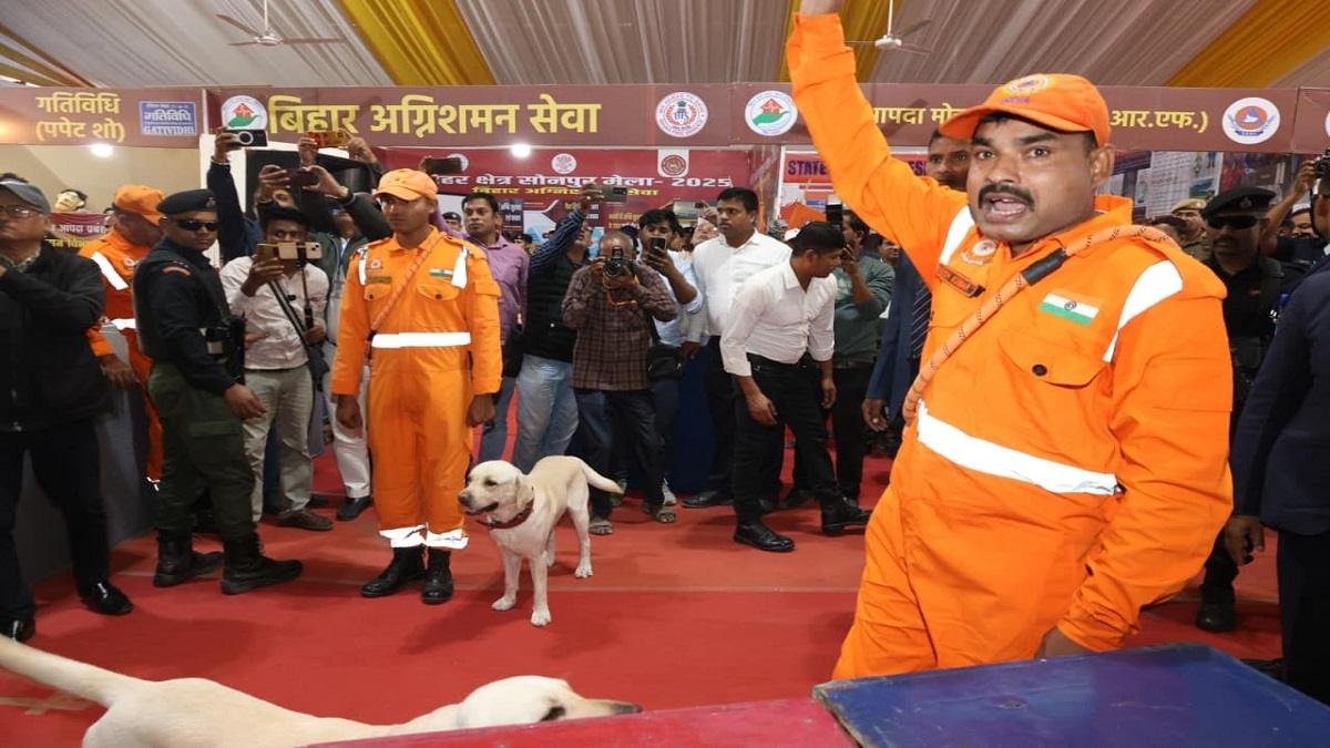 सुबह-सुबह मुख्यमंत्री नीतीश कुमार पहुँचे सोनपुर मेला, कई स्टॉल पर पहुँच कर लिया जायजा 7 22Scope News WhatsApp Image 2025 11 30 at 11.53.53 22Scope News