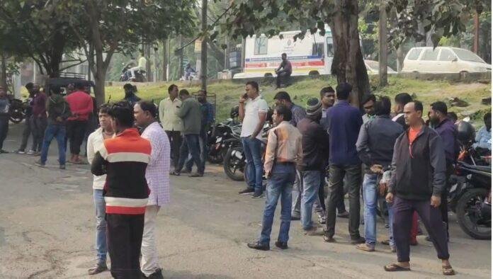 शादी समारोह से लौट रहे युवक की सड़क दुर्घटना में मौत, एक गंभीर